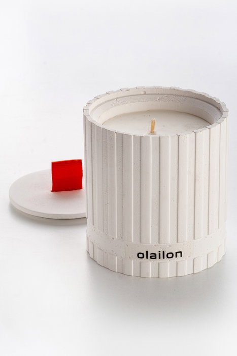 Aberto Design Vela Hormigón / Cinta Blanca y Roja, Aroma Ámbar, Ø8 x 8.5 cm